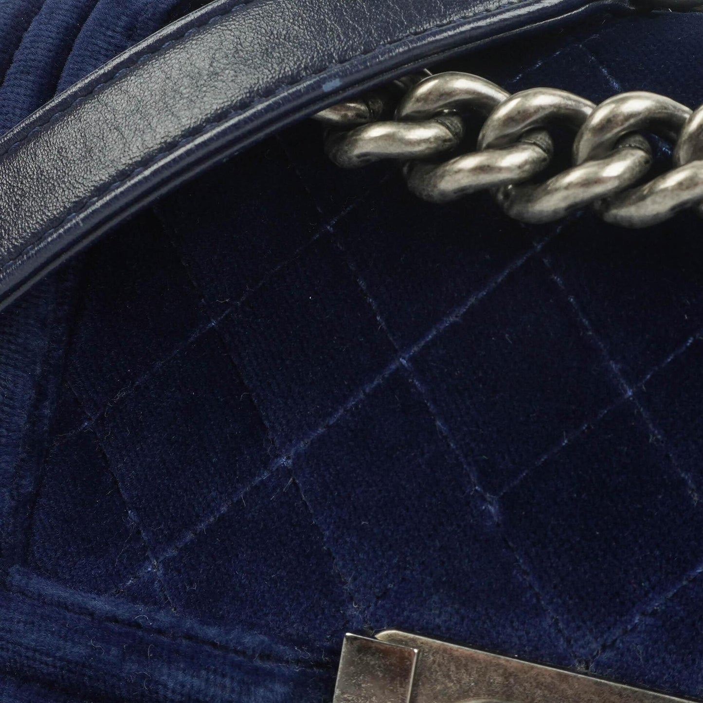 Chanel kleine Boy Flap Tasche aus blauem Samt mit Ruthenium-Hardware