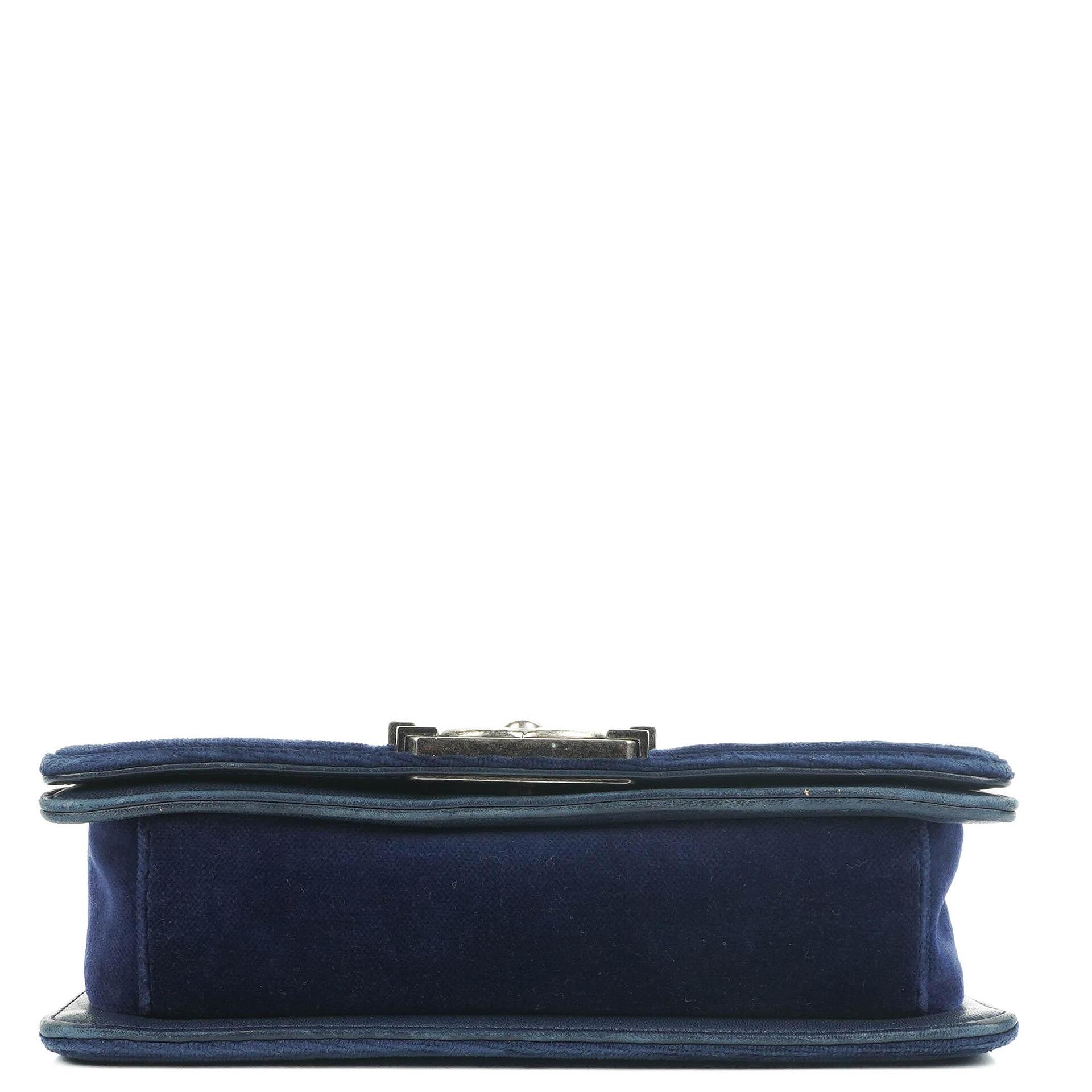 Chanel kleine Boy Flap Tasche aus blauem Samt mit Ruthenium-Hardware