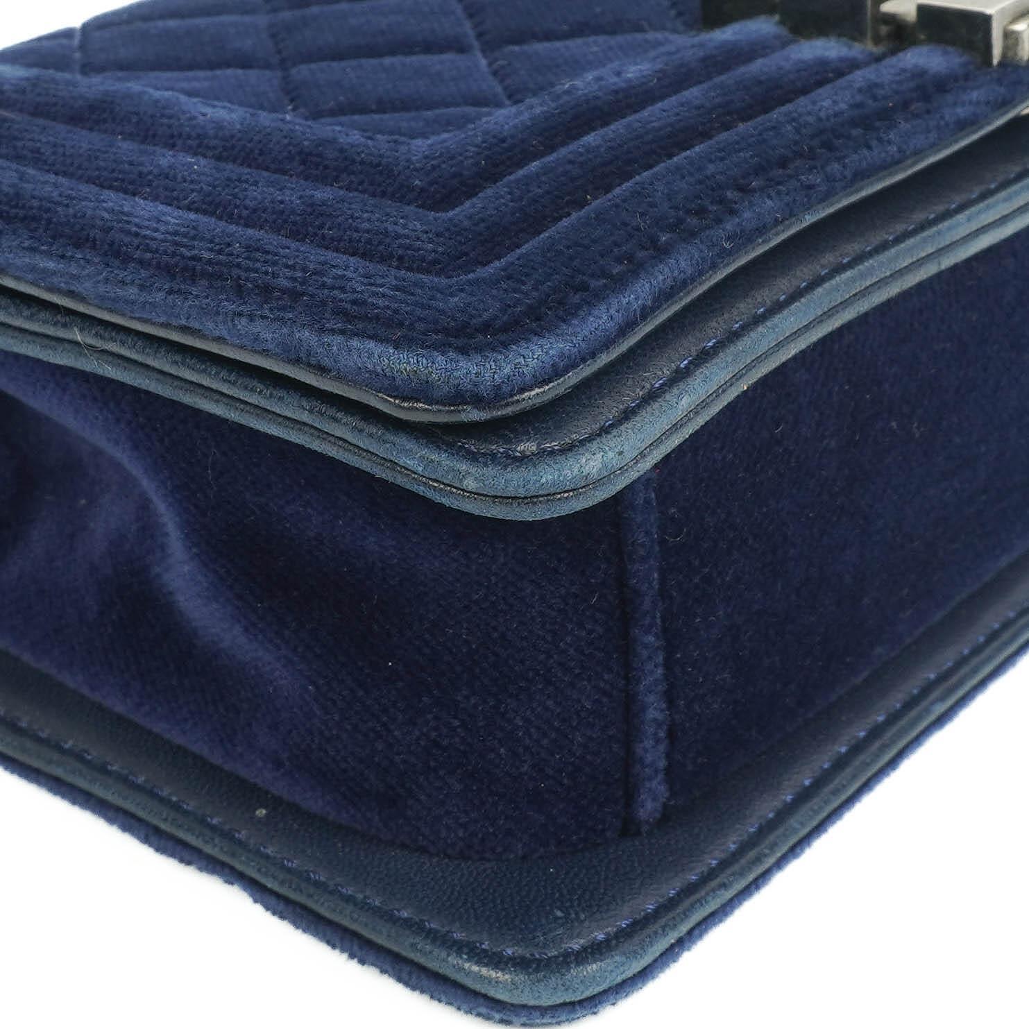 Chanel kleine Boy Flap Tasche aus blauem Samt mit Ruthenium-Hardware
