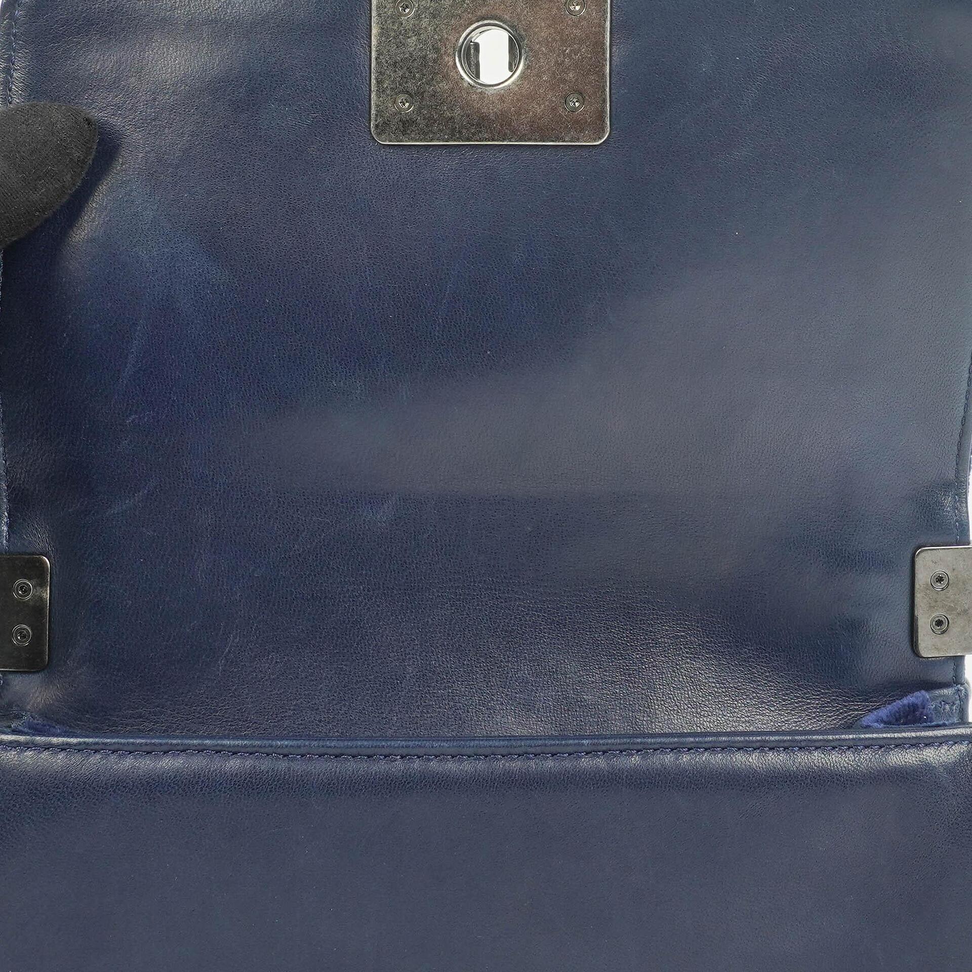 Chanel kleine Boy Flap Tasche aus blauem Samt mit Ruthenium-Hardware