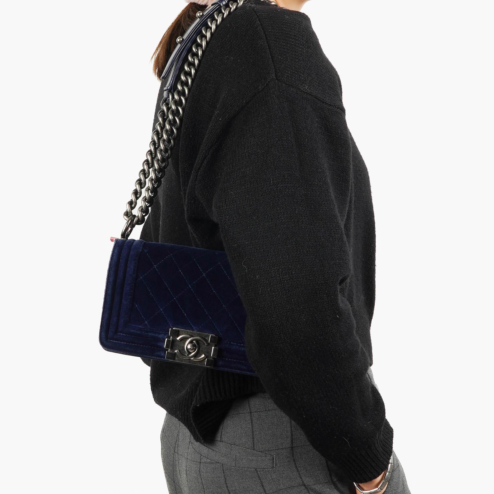 Chanel kleine Boy Flap Tasche aus blauem Samt mit Ruthenium-Hardware