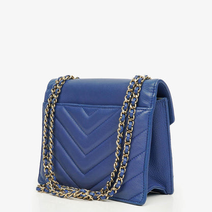 Chanel kleine Envelope Flap-Tasche aus blauem Chevron-Leder