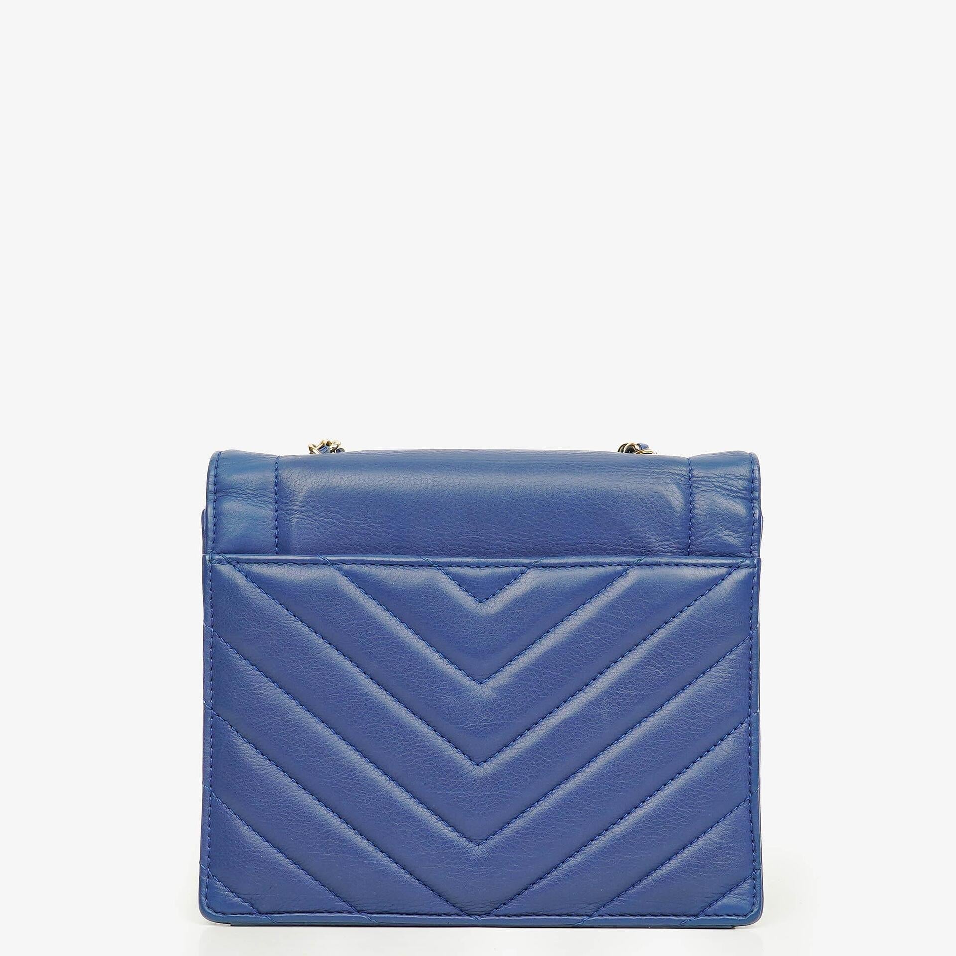 Chanel kleine Envelope Flap-Tasche aus blauem Chevron-Leder