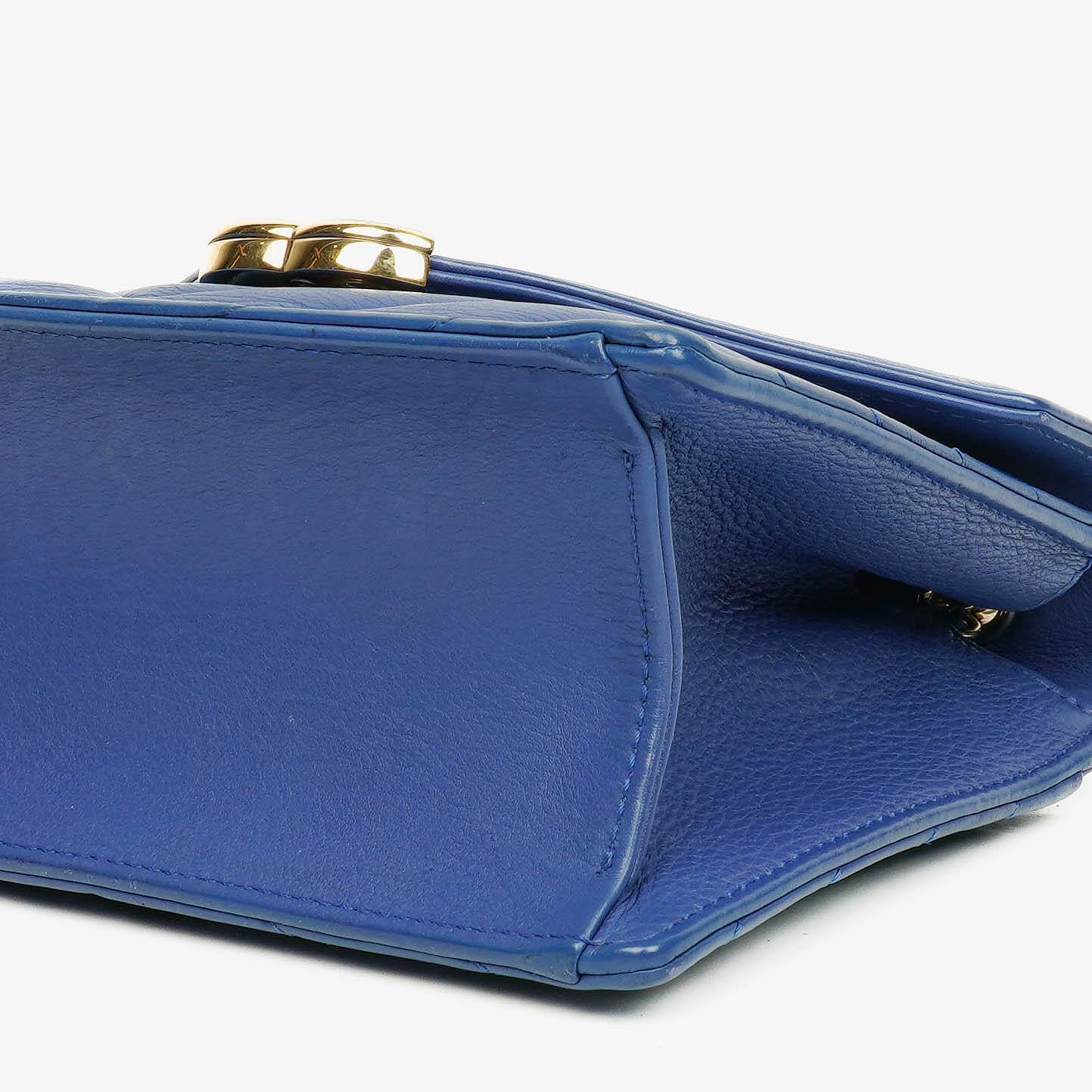 Chanel kleine Envelope Flap-Tasche aus blauem Chevron-Leder