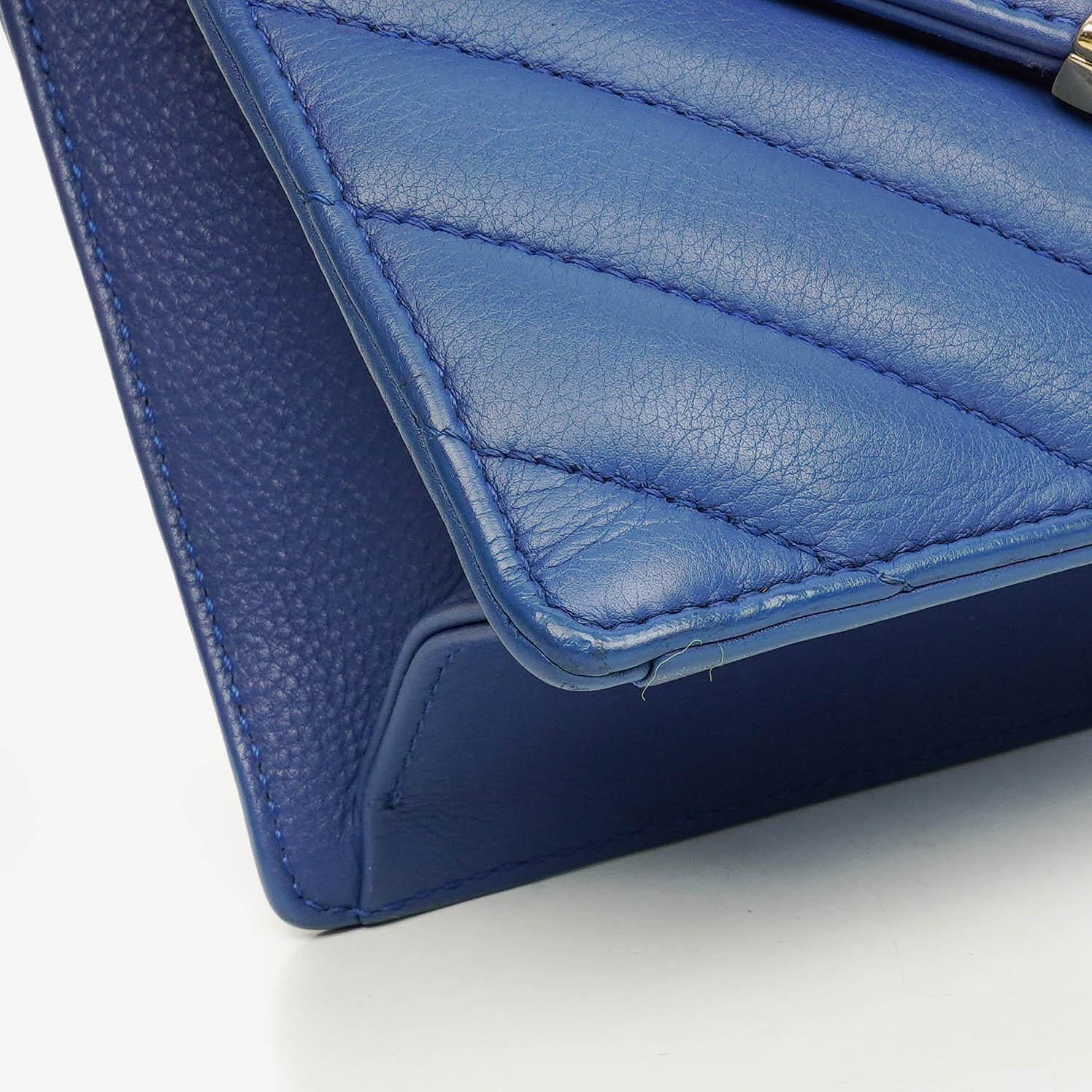 Chanel kleine Envelope Flap-Tasche aus blauem Chevron-Leder