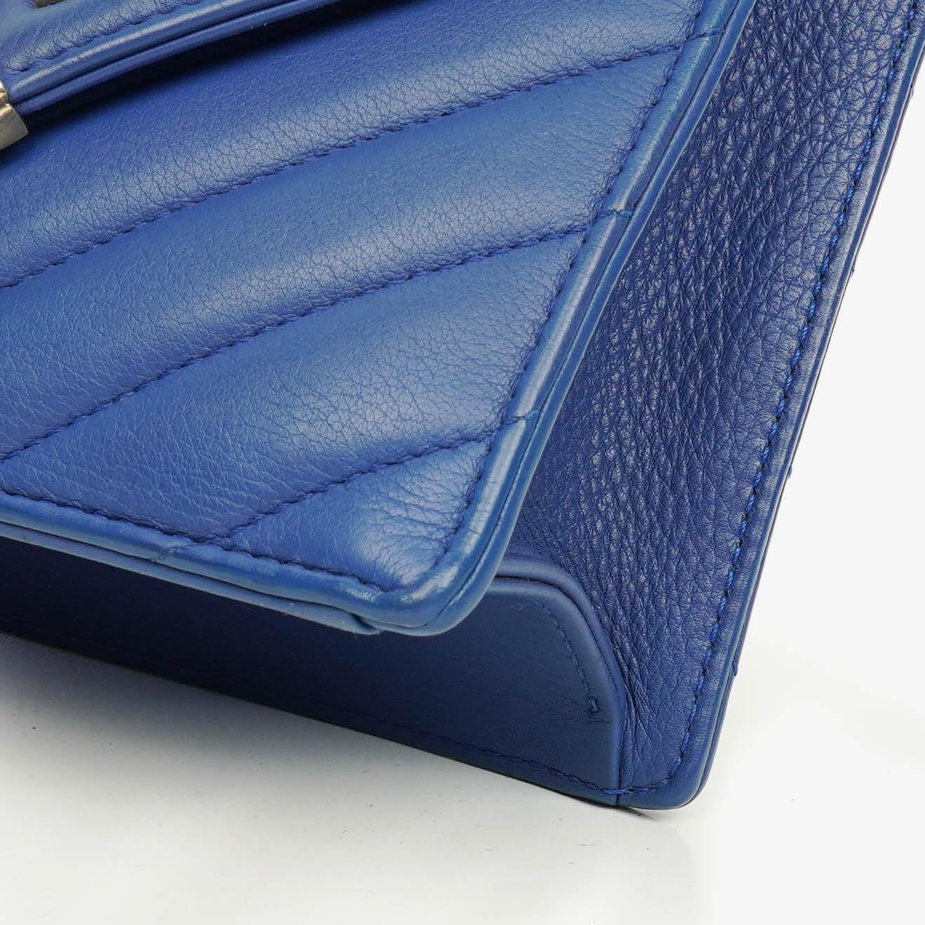 Chanel kleine Envelope Flap-Tasche aus blauem Chevron-Leder