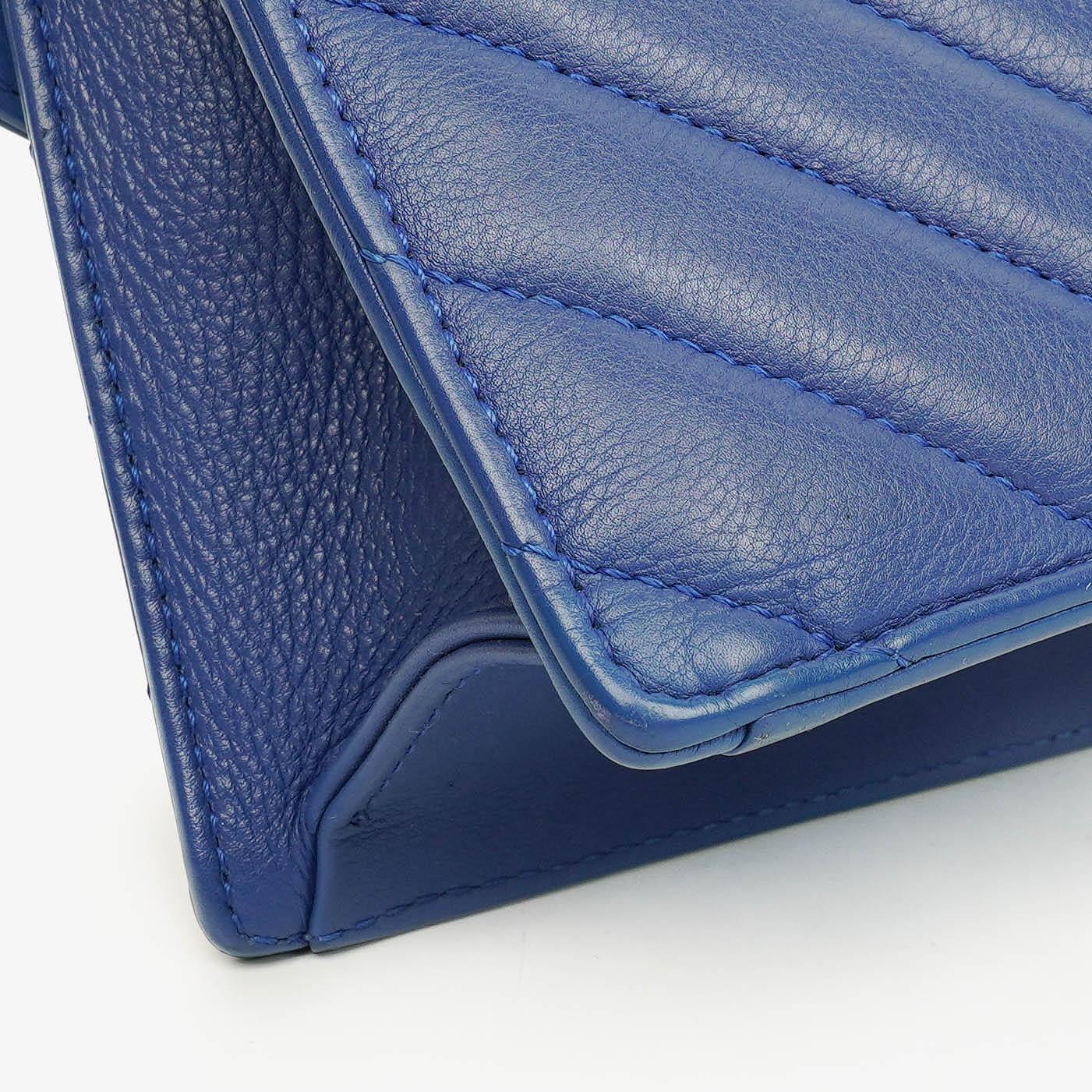 Chanel kleine Envelope Flap-Tasche aus blauem Chevron-Leder