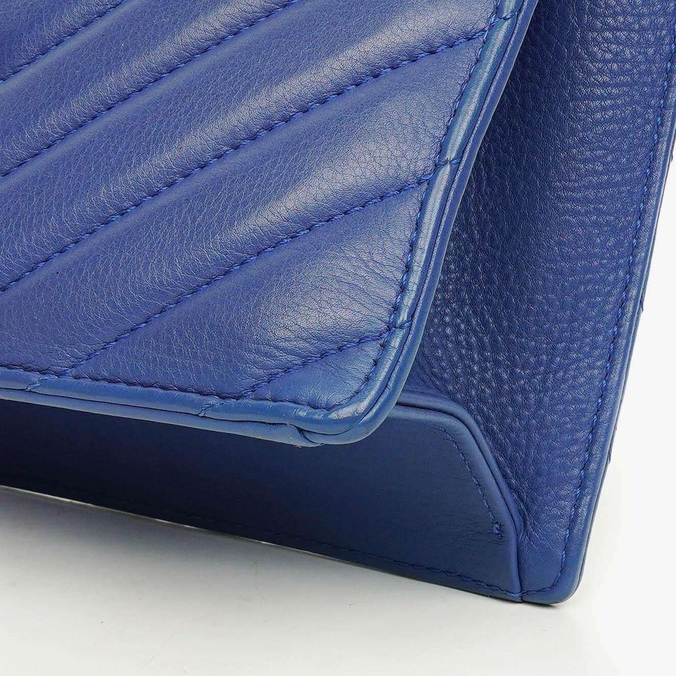 Chanel kleine Envelope Flap-Tasche aus blauem Chevron-Leder