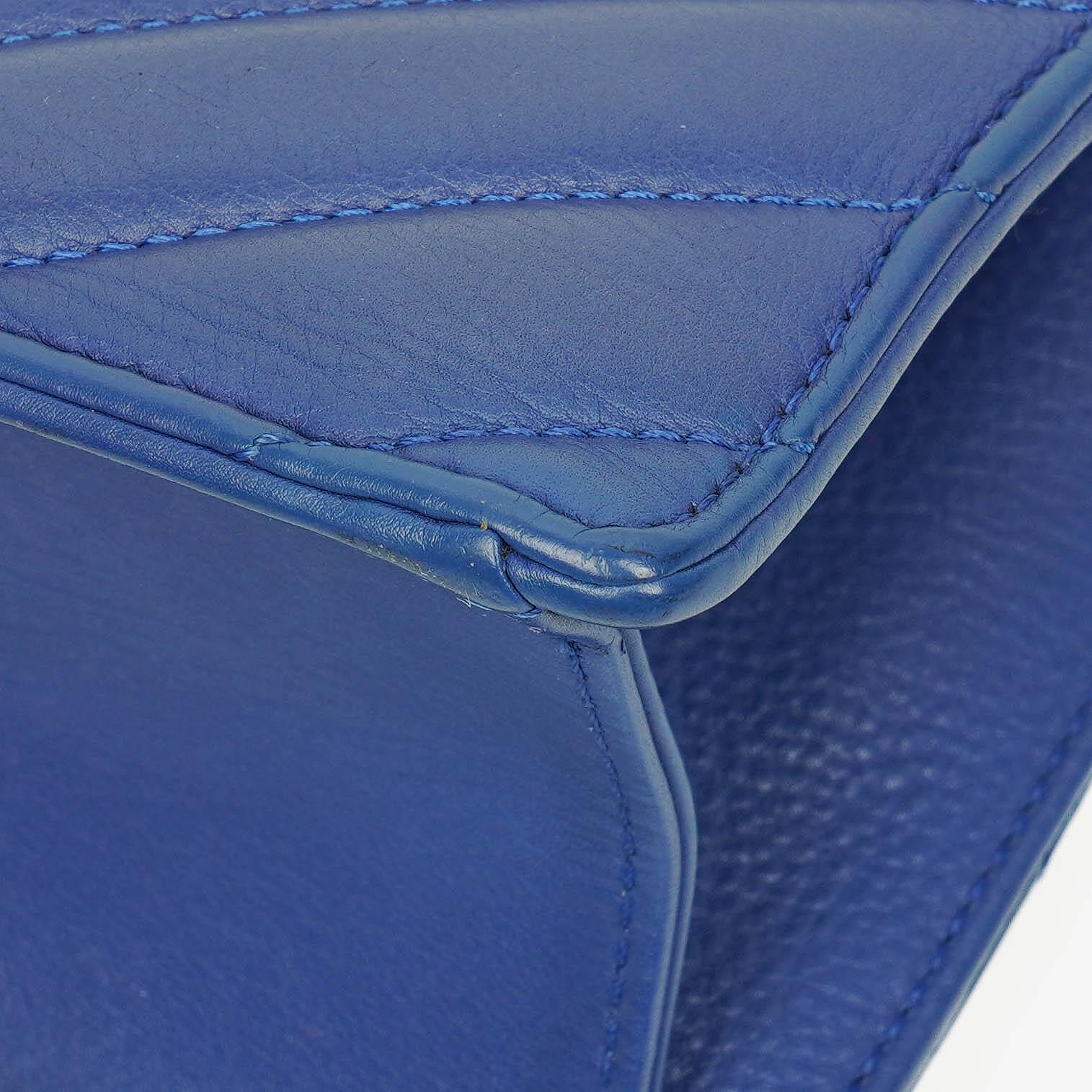 Chanel kleine Envelope Flap-Tasche aus blauem Chevron-Leder