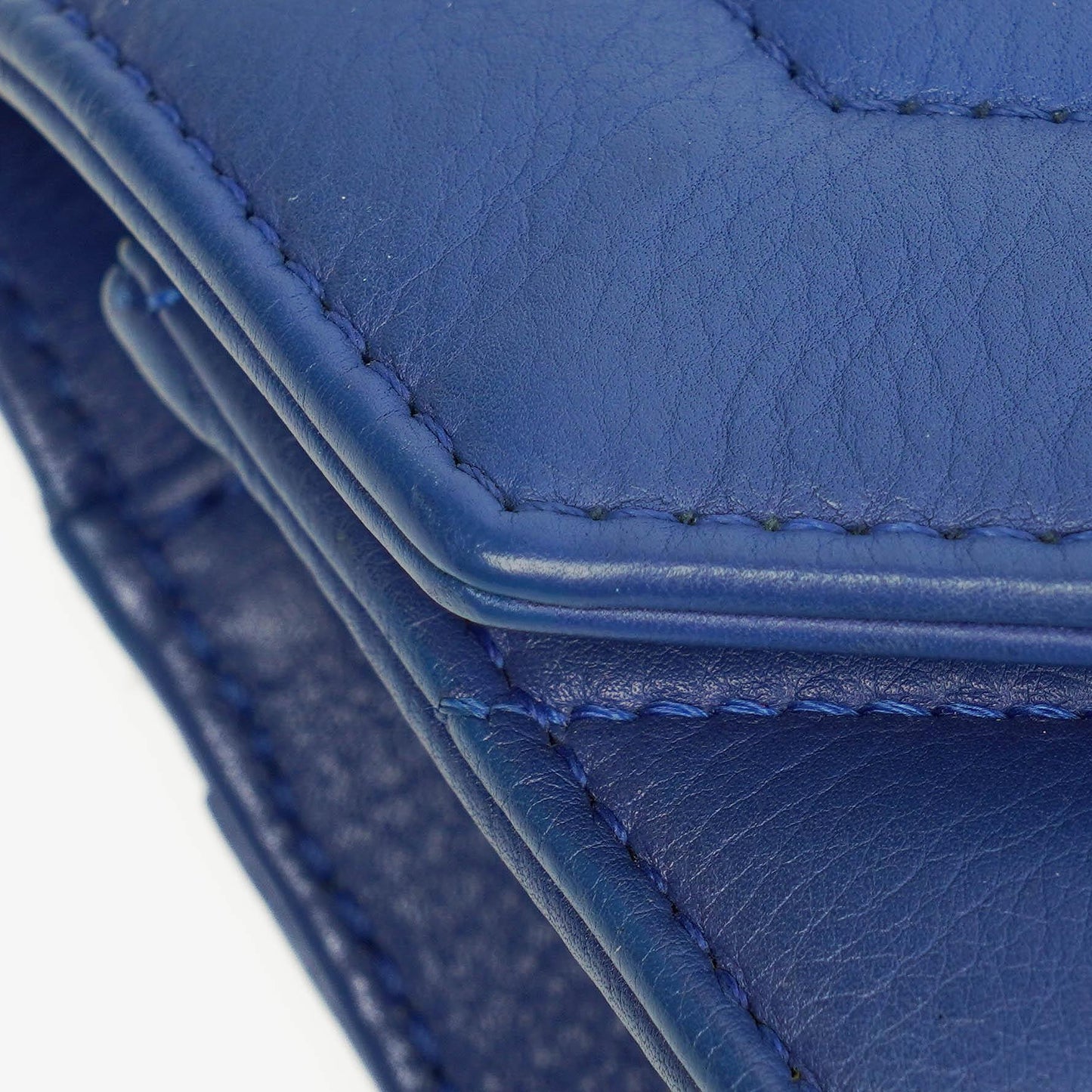 Chanel kleine Envelope Flap-Tasche aus blauem Chevron-Leder