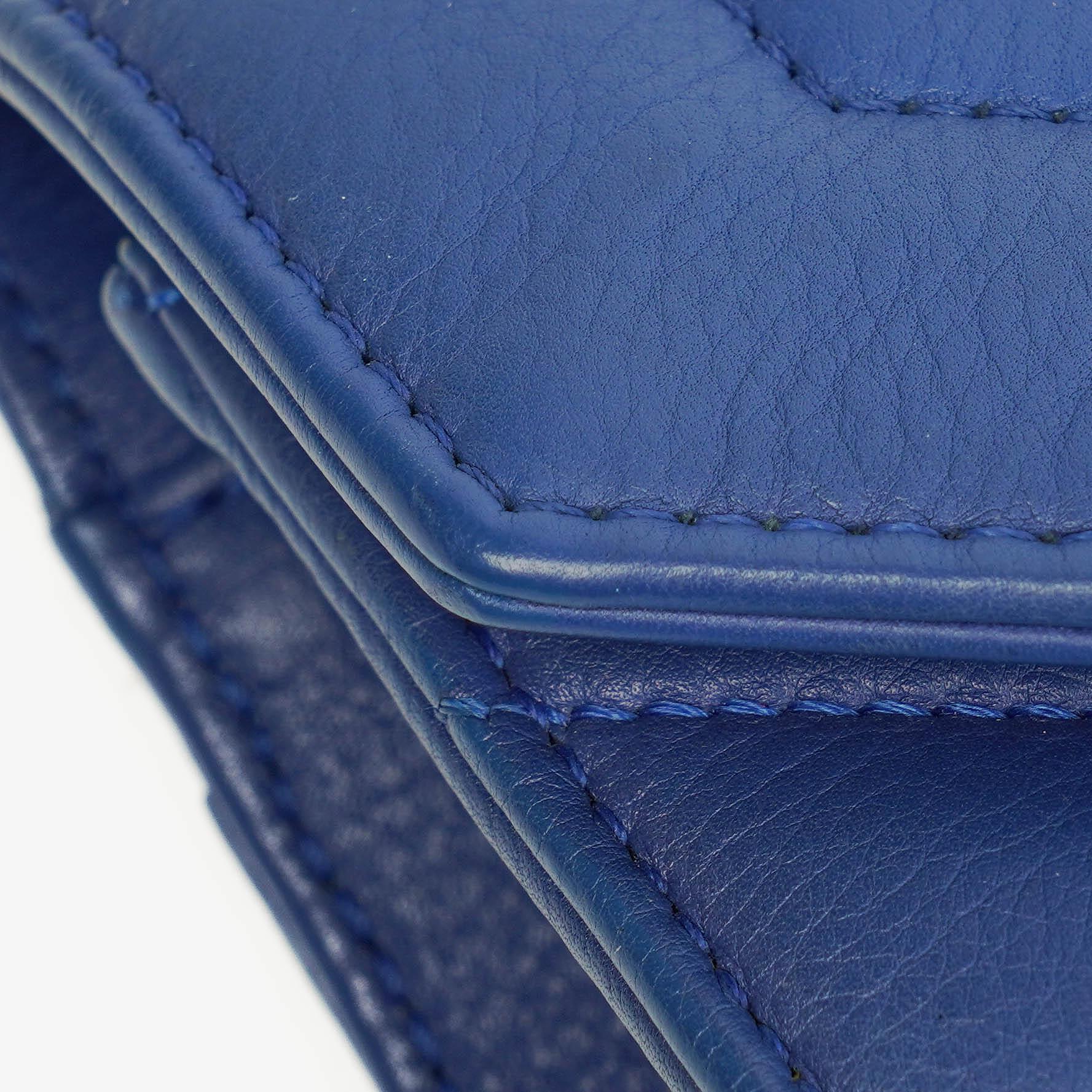Chanel kleine Envelope Flap-Tasche aus blauem Chevron-Leder