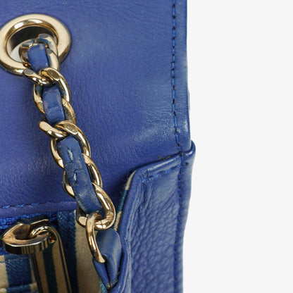 Chanel kleine Envelope Flap-Tasche aus blauem Chevron-Leder