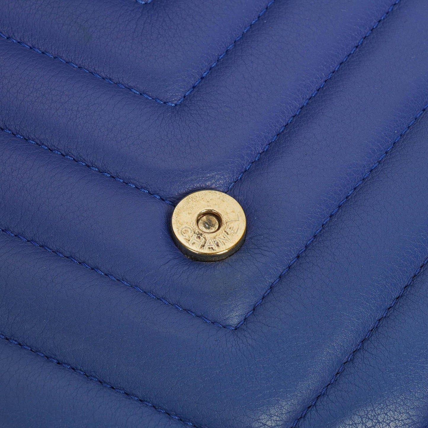 Chanel kleine Envelope Flap-Tasche aus blauem Chevron-Leder