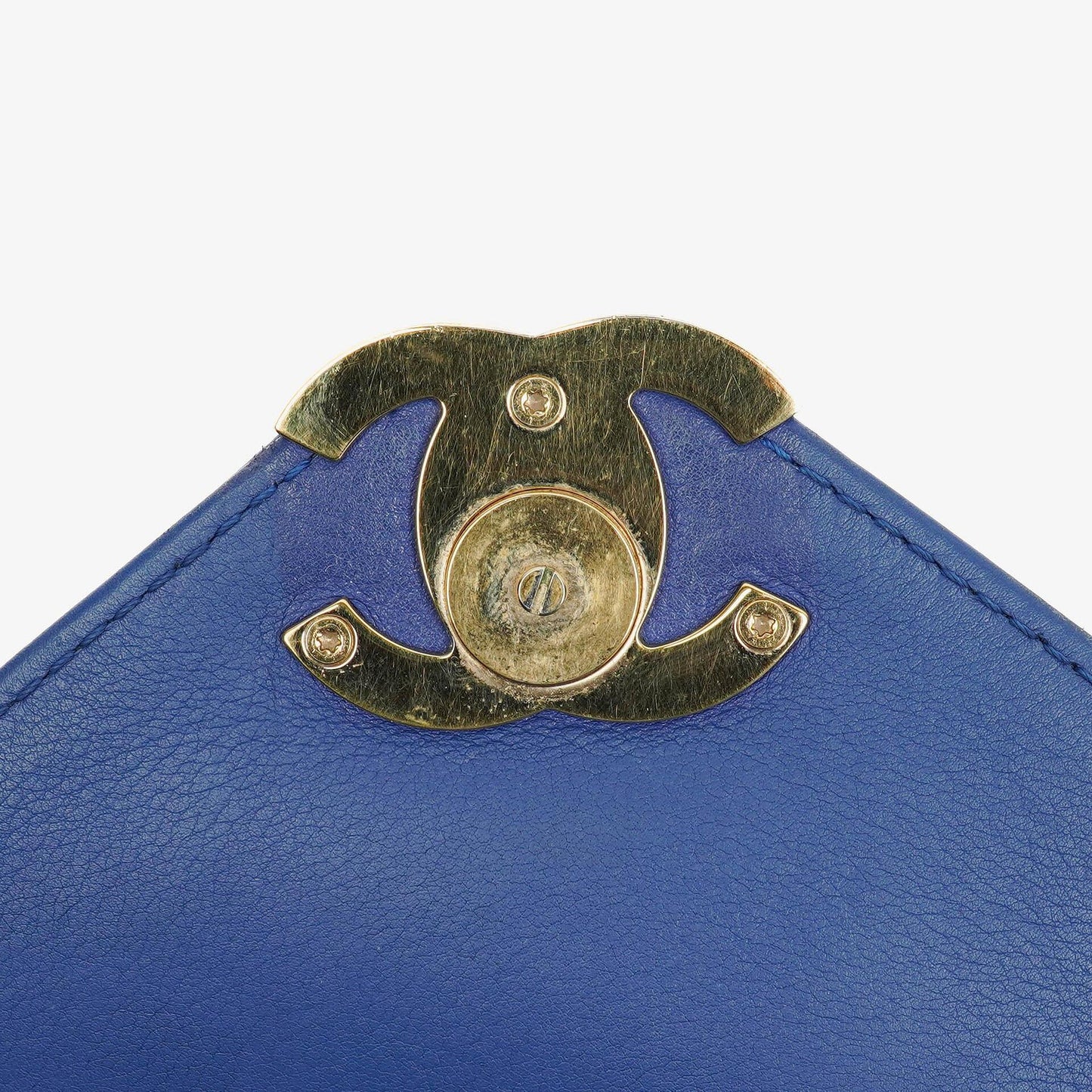 Chanel kleine Envelope Flap-Tasche aus blauem Chevron-Leder