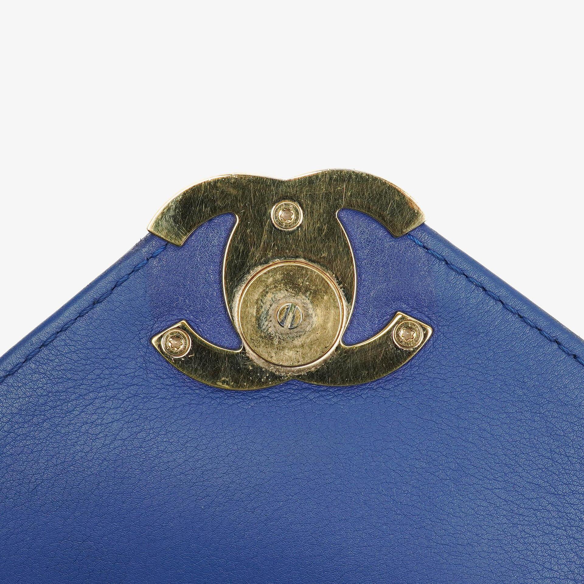 Chanel kleine Envelope Flap-Tasche aus blauem Chevron-Leder