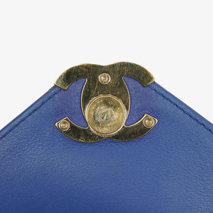 Chanel kleine Envelope Flap-Tasche aus blauem Chevron-Leder