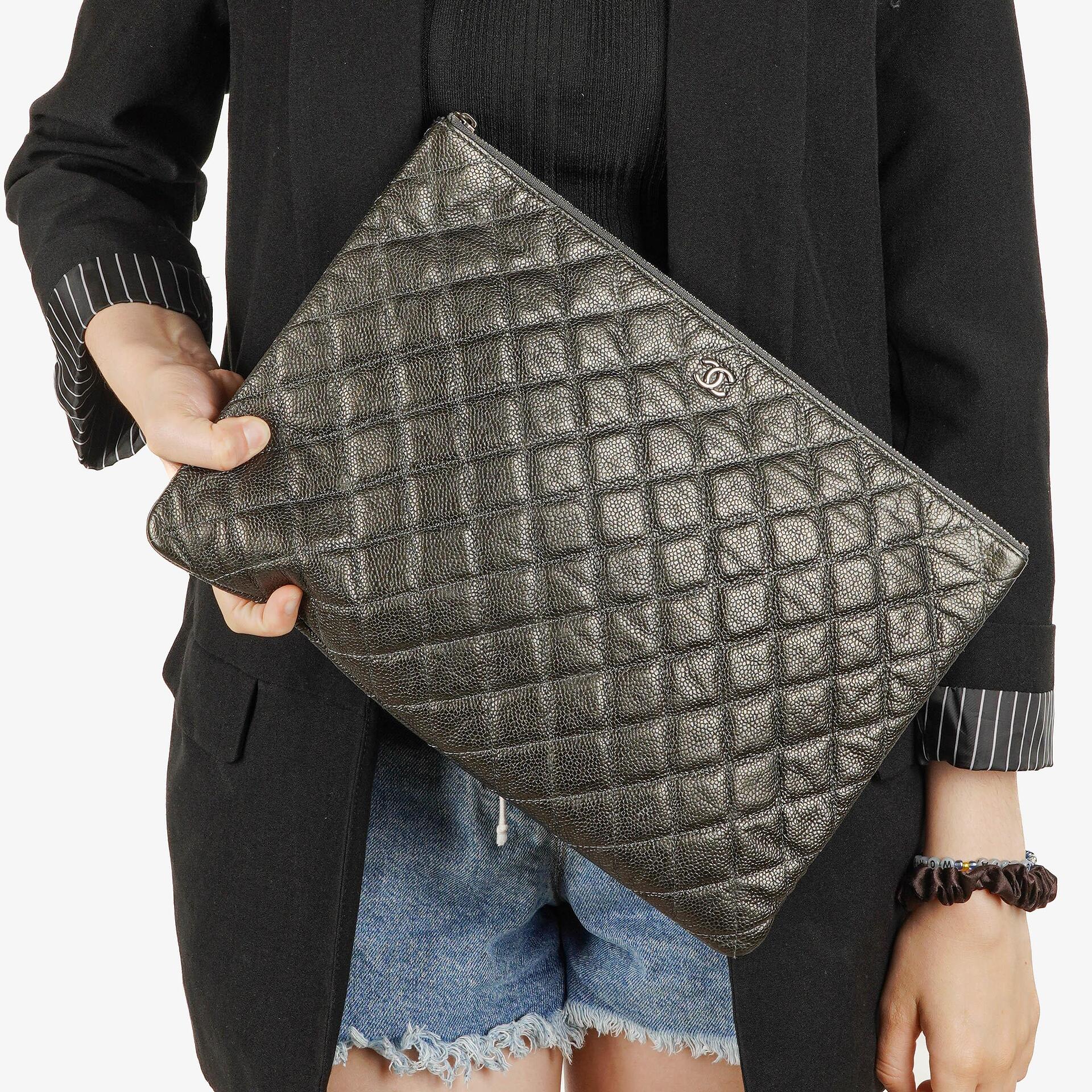 Chanel Boy Kosmetiktasche Groß Metallic Kaviar Steppung