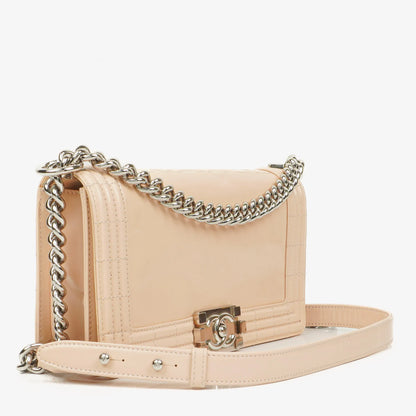 Chanel Boy Flap Bag aus beigem Lackleder
