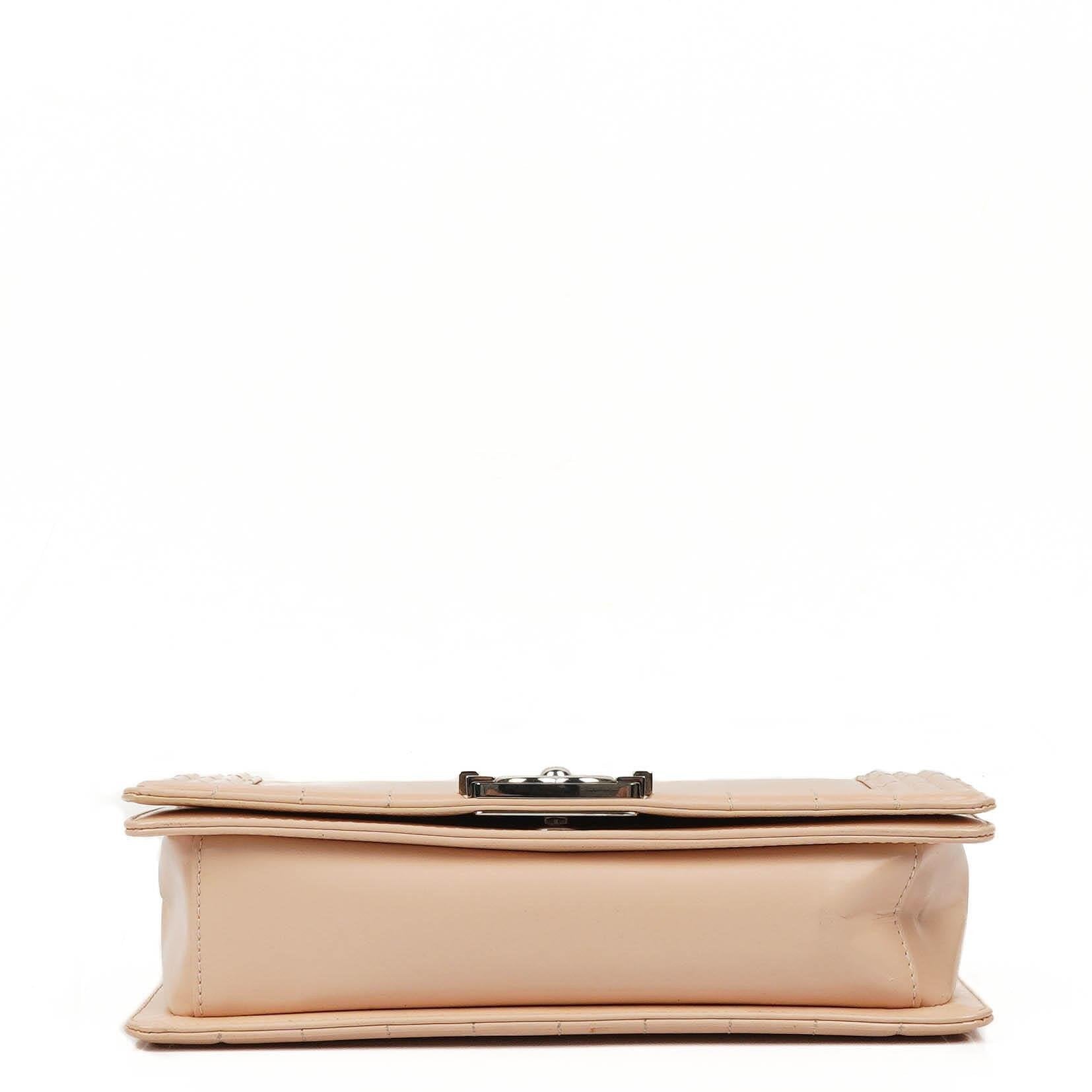 Chanel Boy Flap Bag aus beigem Lackleder