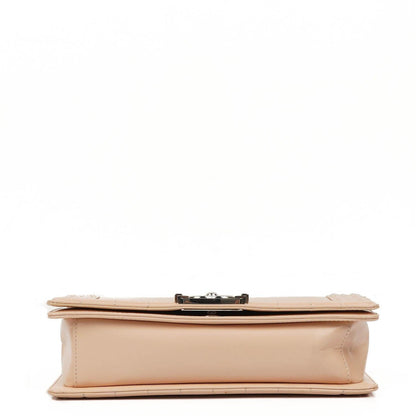 Chanel Boy Flap Bag aus beigem Lackleder