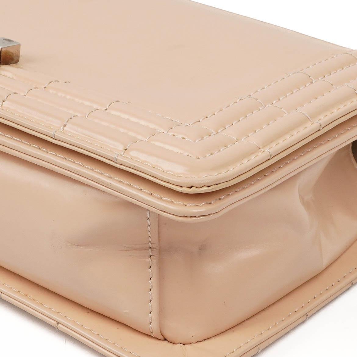 Chanel Boy Flap Bag aus beigem Lackleder