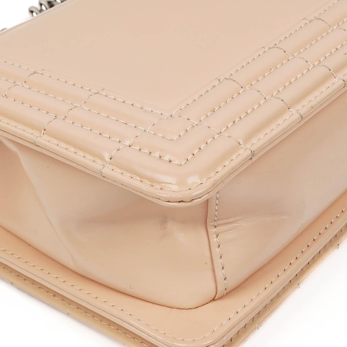 Chanel Boy Flap Bag aus beigem Lackleder