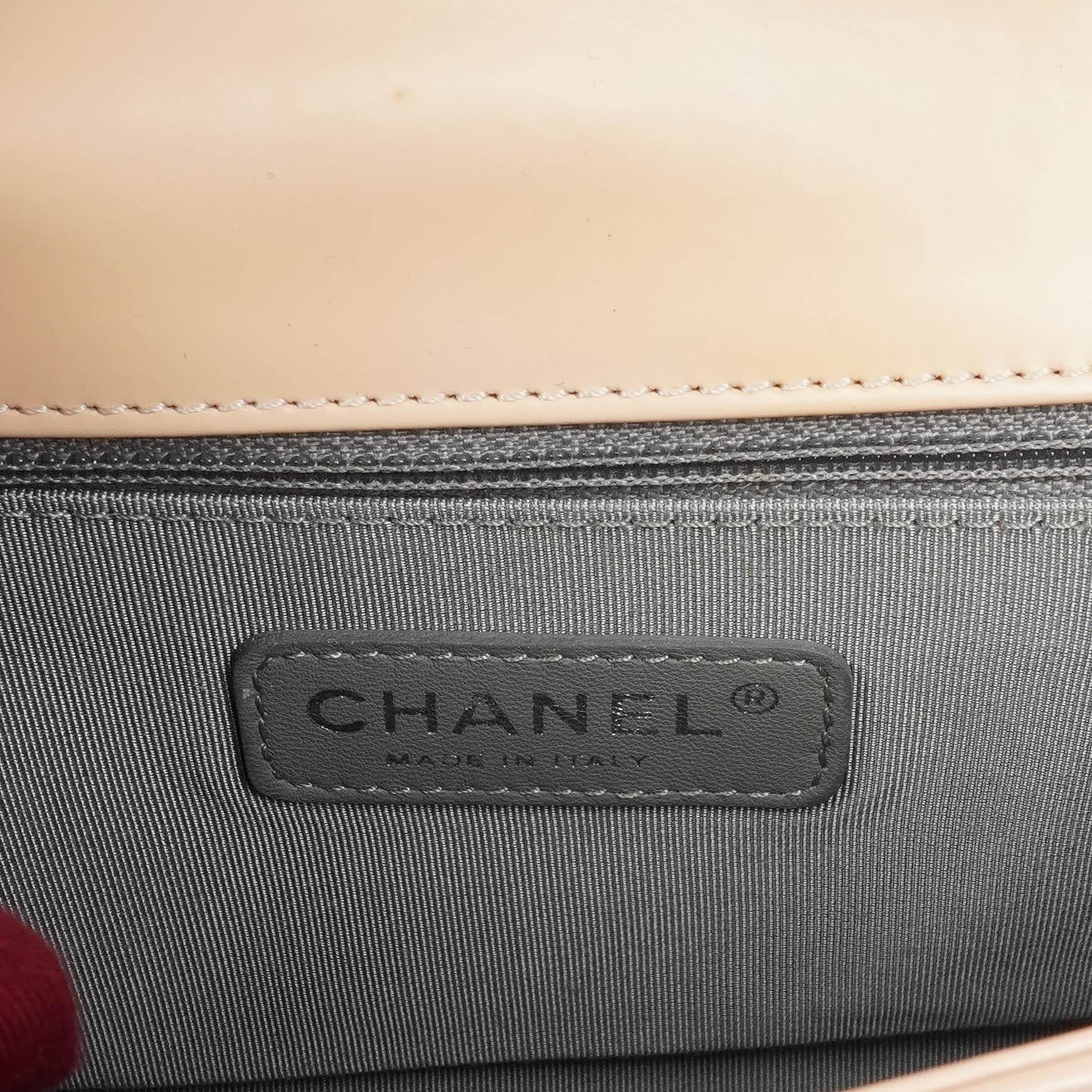 Chanel Boy Flap Bag aus beigem Lackleder
