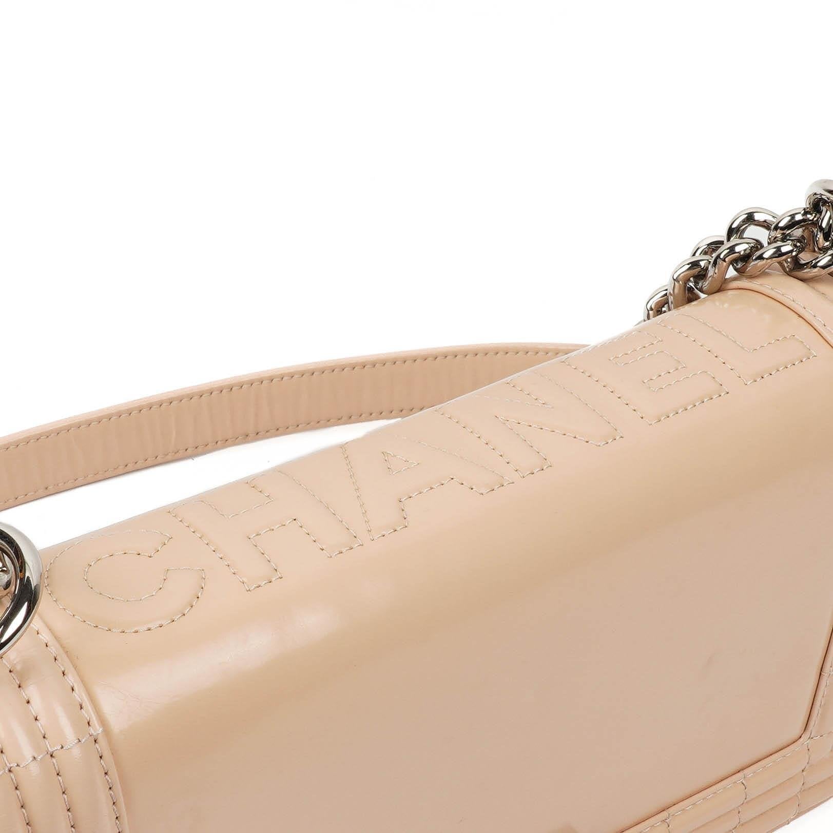 Chanel Boy Flap Bag aus beigem Lackleder