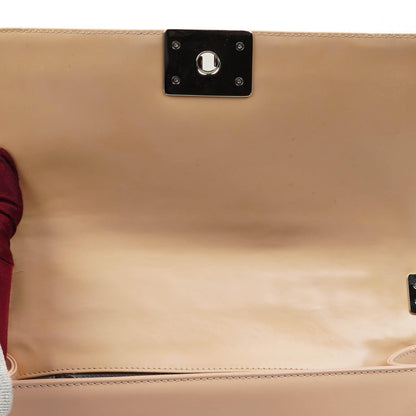 Chanel Boy Flap Bag aus beigem Lackleder
