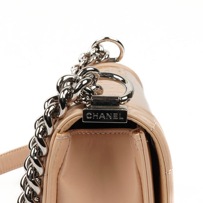 Chanel Boy Flap Bag aus beigem Lackleder
