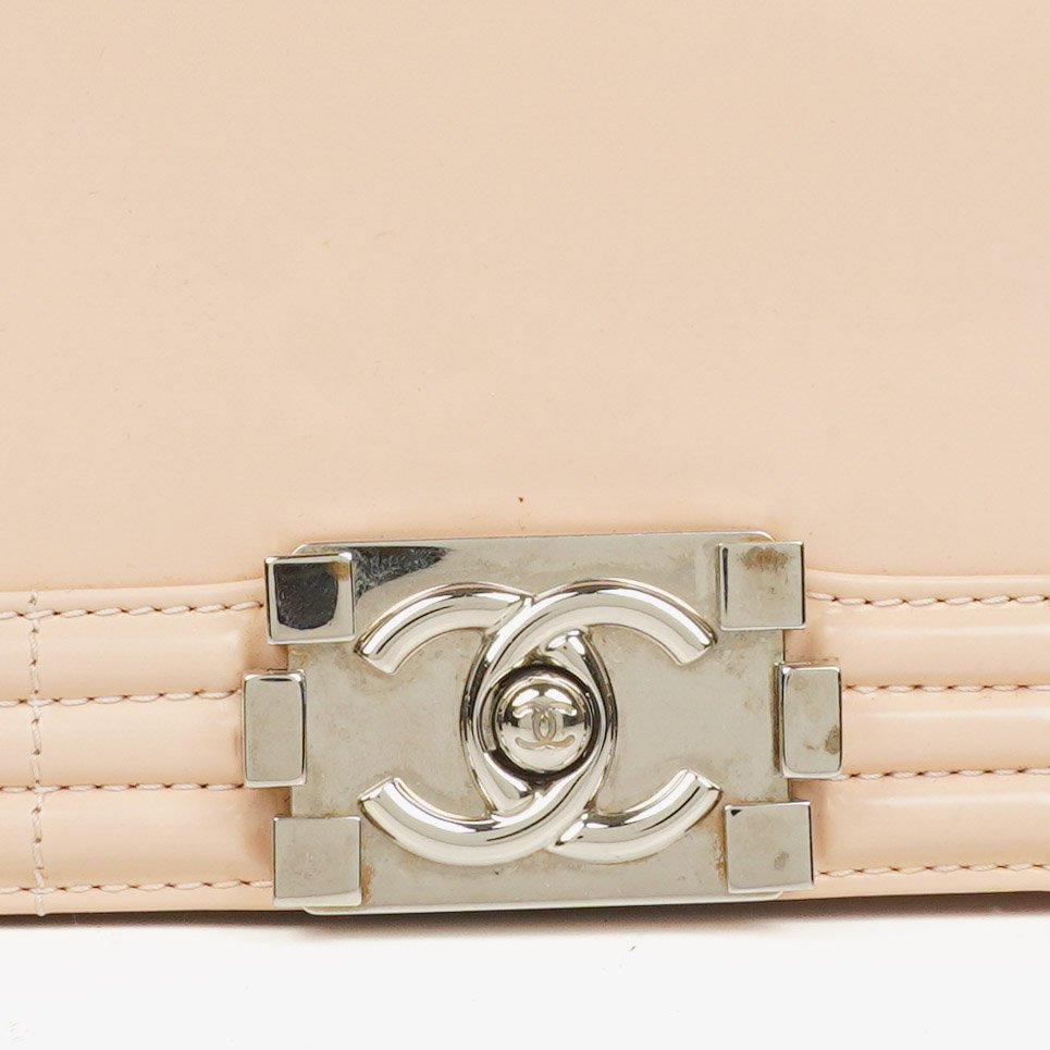 Chanel Boy Flap Bag aus beigem Lackleder