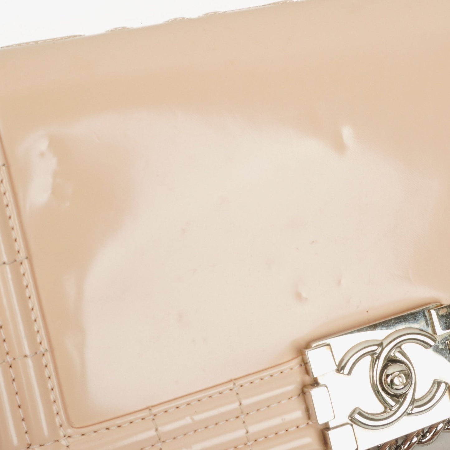 Chanel Boy Flap Bag aus beigem Lackleder