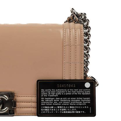 Chanel Boy Flap Bag aus beigem Lackleder