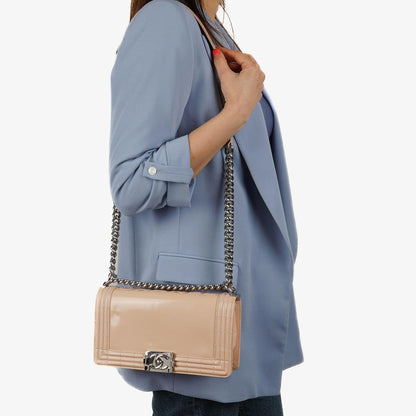 Chanel Boy Flap Bag aus beigem Lackleder