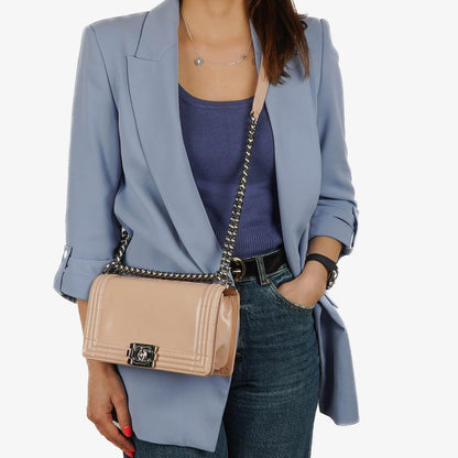 Chanel Boy Flap Bag aus beigem Lackleder