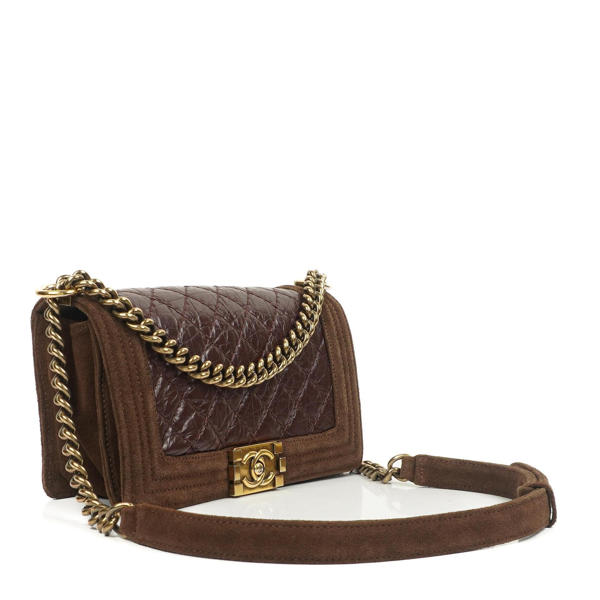 Chanel Boy Mittelgroße Flap Tasche Burgunder Gestepptes Abgenutztes Kalbsleder Gealterte Goldbeschläge, 2013-2014