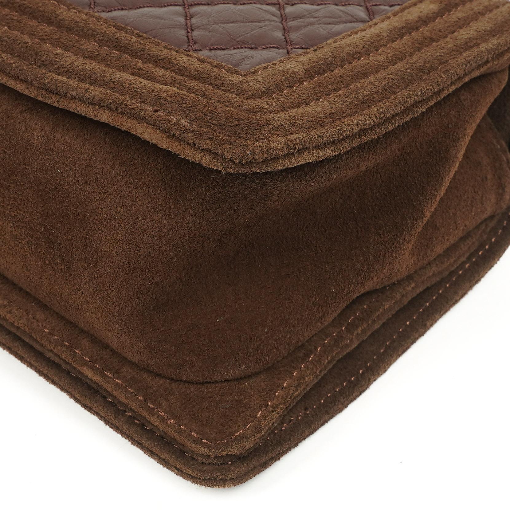 Chanel Boy Mittelgroße Flap Tasche Burgunder Gestepptes Abgenutztes Kalbsleder Gealterte Goldbeschläge, 2013-2014