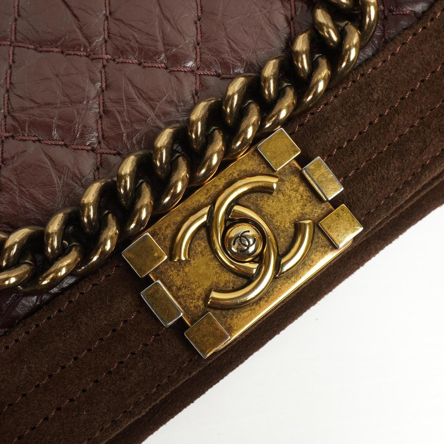 Chanel Boy Mittelgroße Flap Tasche Burgunder Gestepptes Abgenutztes Kalbsleder Gealterte Goldbeschläge, 2013-2014