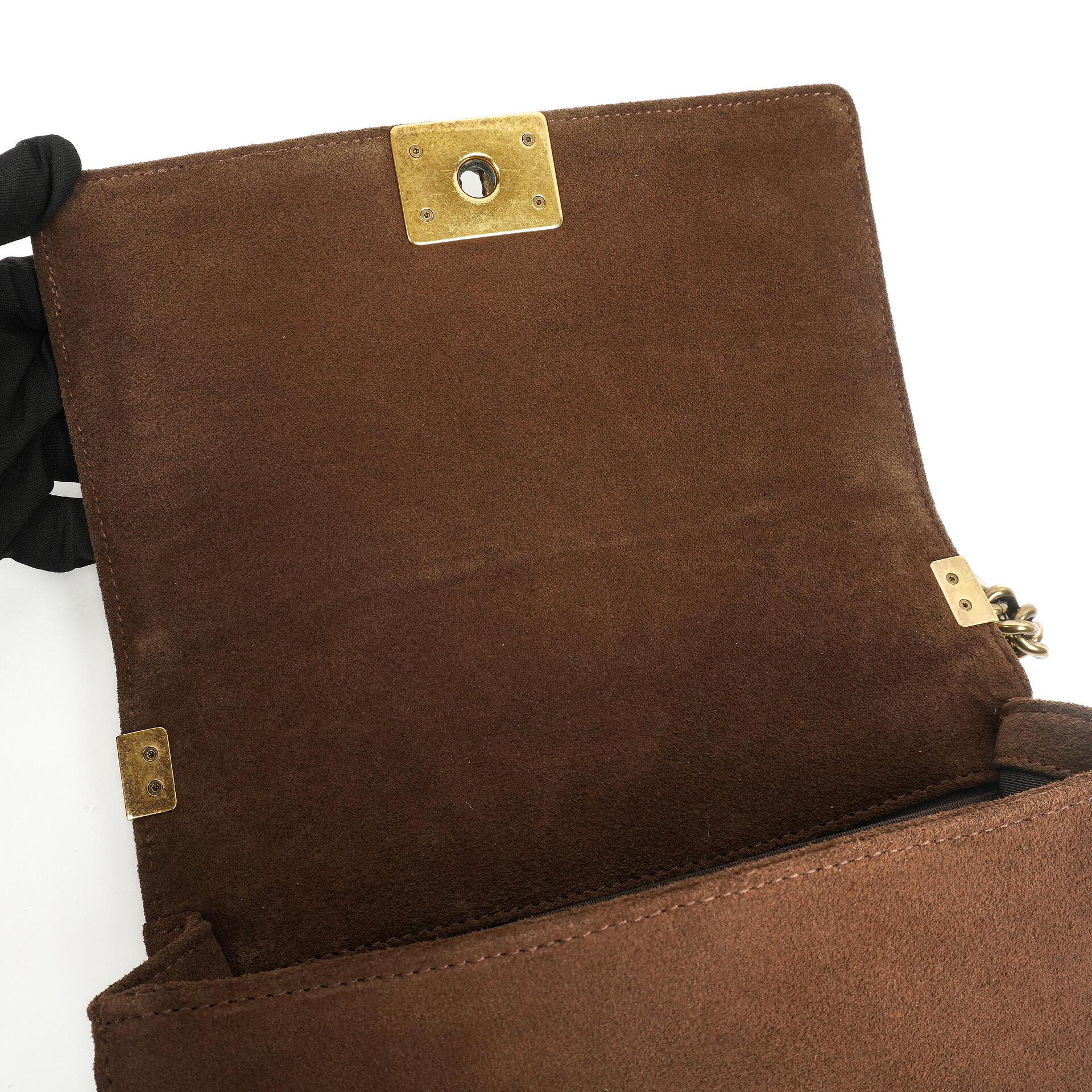 Chanel Boy Mittelgroße Flap Tasche Burgunder Gestepptes Abgenutztes Kalbsleder Gealterte Goldbeschläge, 2013-2014