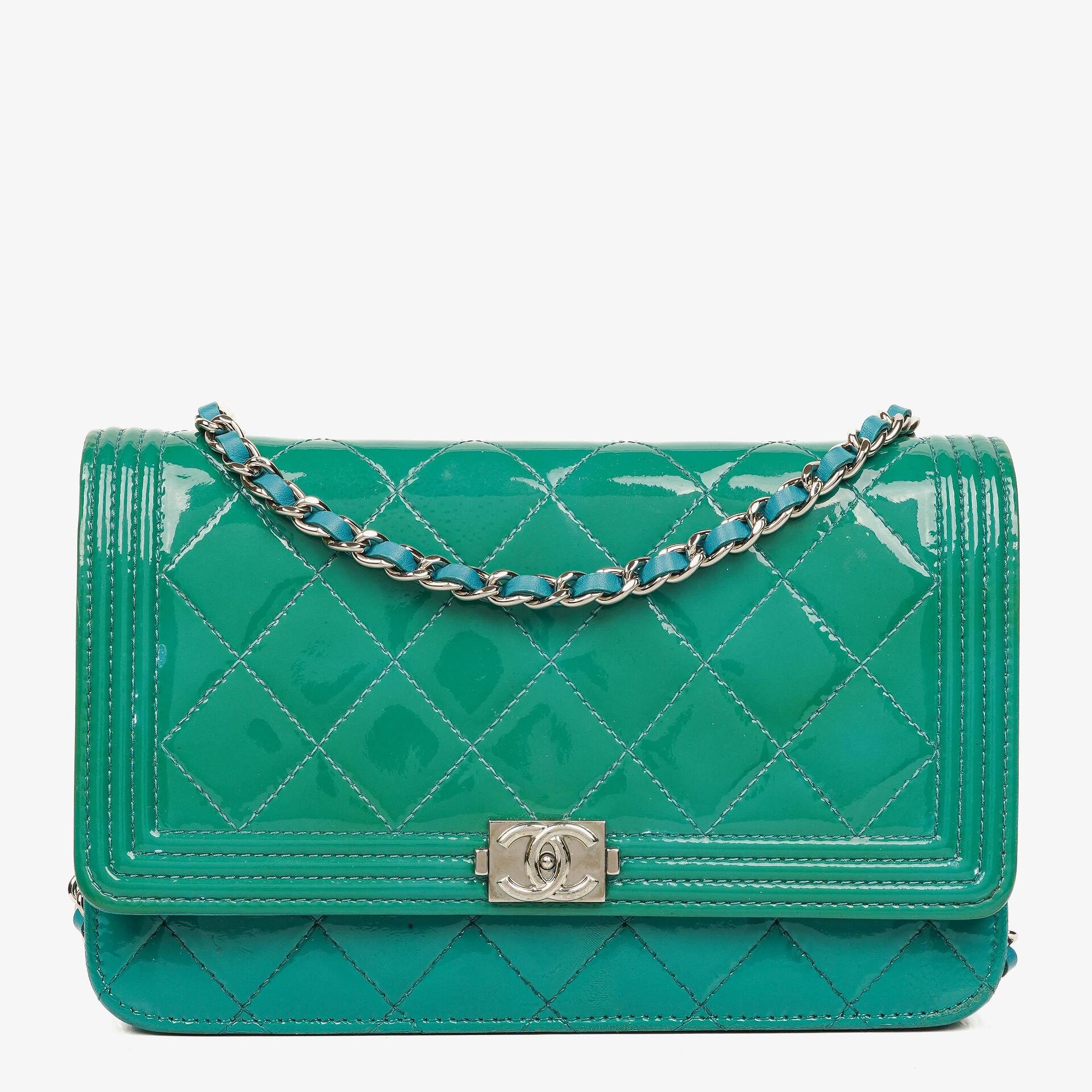 Chanel Boy Wallet on Chain Tasche aus türkisfarbenem Lackleder mit silberfarbenen Beschlägen