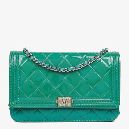 Chanel Boy Wallet on Chain Tasche aus türkisfarbenem Lackleder mit silberfarbenen Beschlägen
