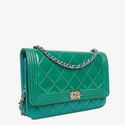Chanel Boy Wallet on Chain Tasche aus türkisfarbenem Lackleder mit silberfarbenen Beschlägen
