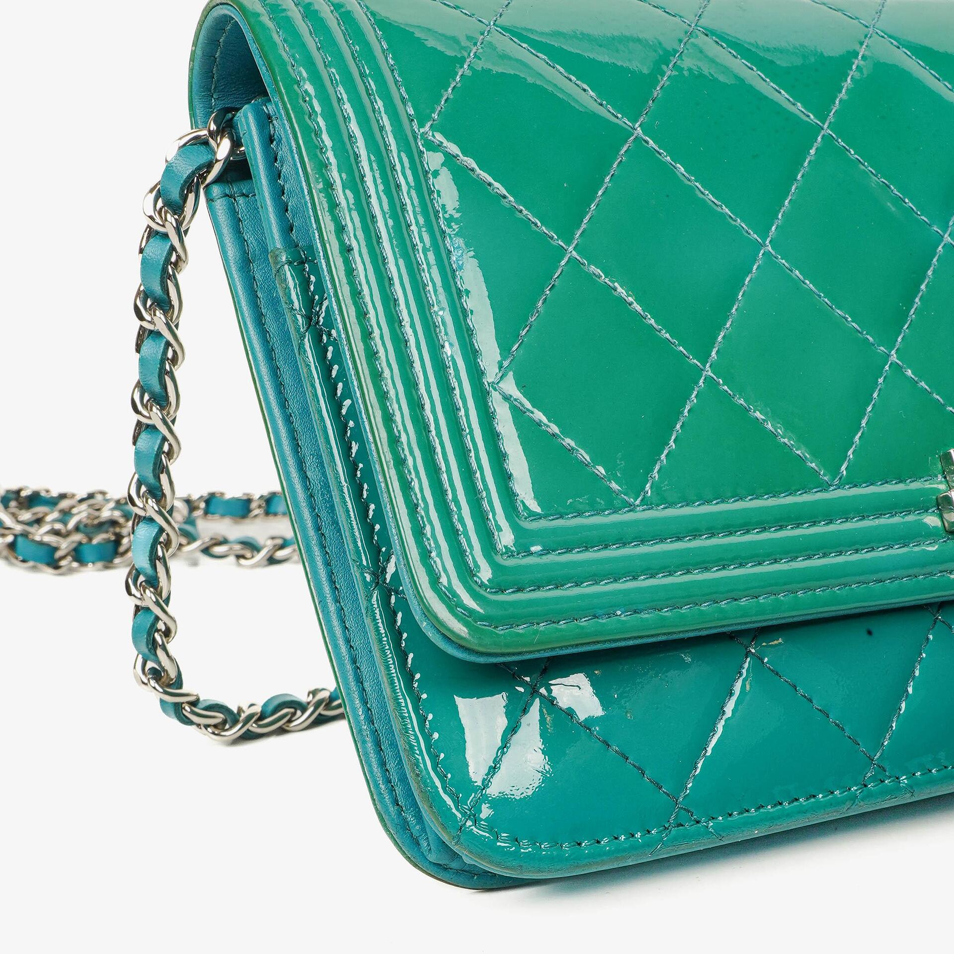 Chanel Boy Wallet on Chain Tasche aus türkisfarbenem Lackleder mit silberfarbenen Beschlägen