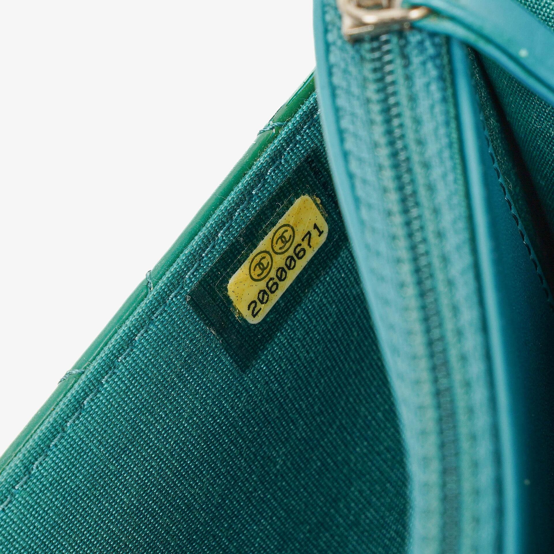 Chanel Boy Wallet on Chain Tasche aus türkisfarbenem Lackleder mit silberfarbenen Beschlägen