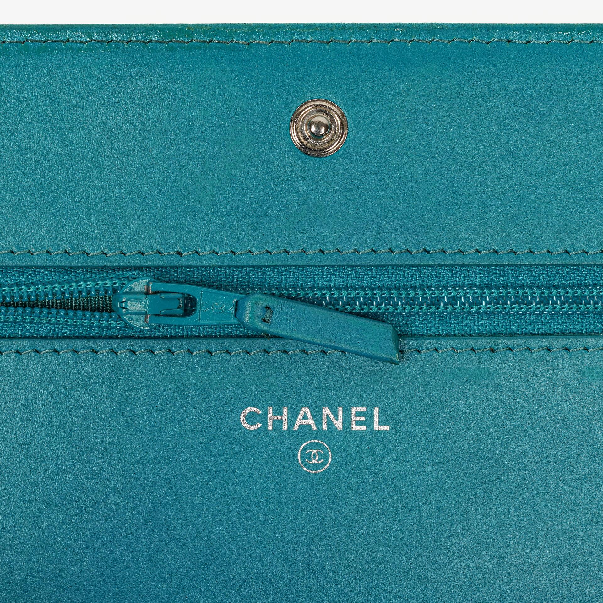 Chanel Boy Wallet on Chain Tasche aus türkisfarbenem Lackleder mit silberfarbenen Beschlägen