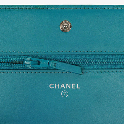 Chanel Boy Wallet on Chain Tasche aus türkisfarbenem Lackleder mit silberfarbenen Beschlägen