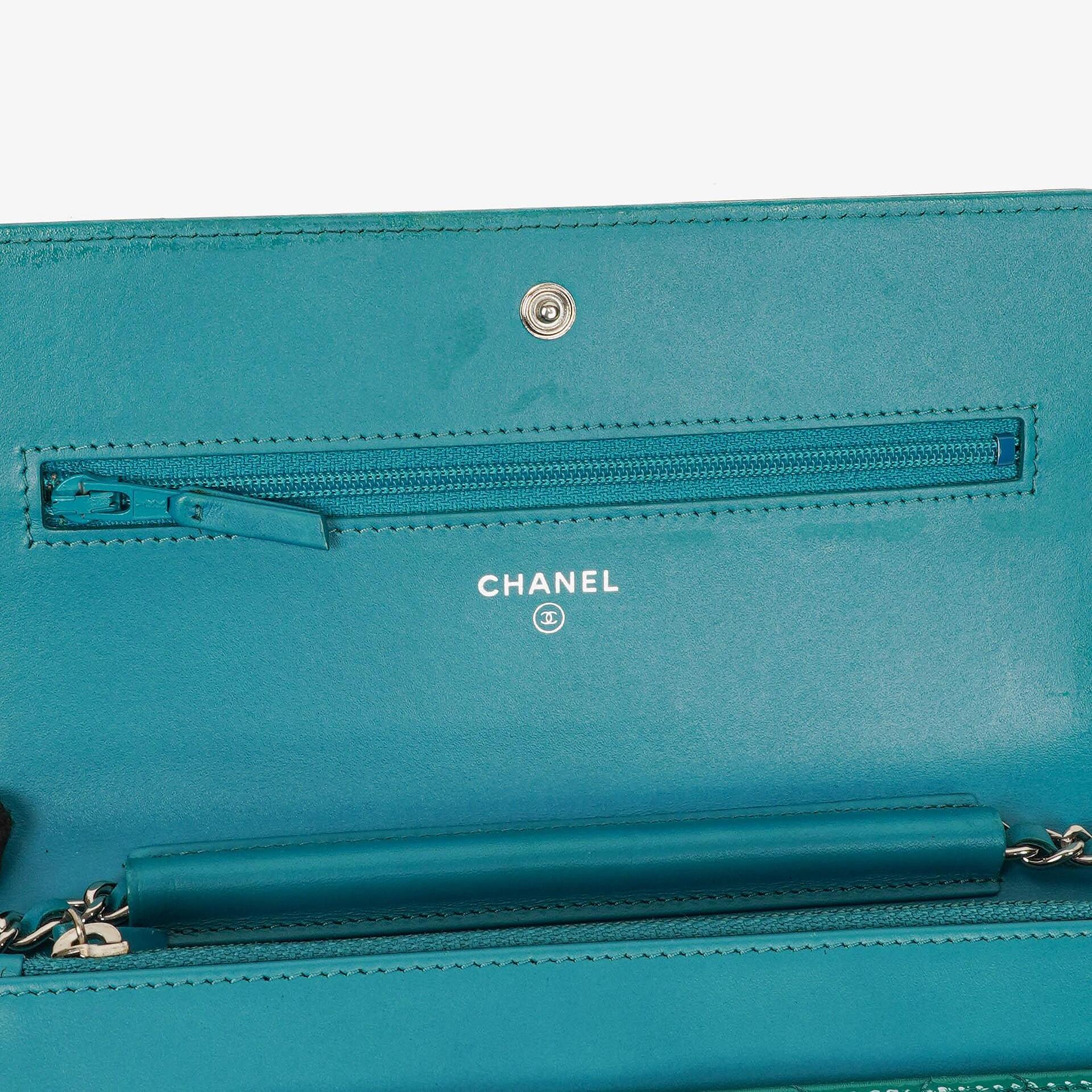 Chanel Boy Wallet on Chain Tasche aus türkisfarbenem Lackleder mit silberfarbenen Beschlägen