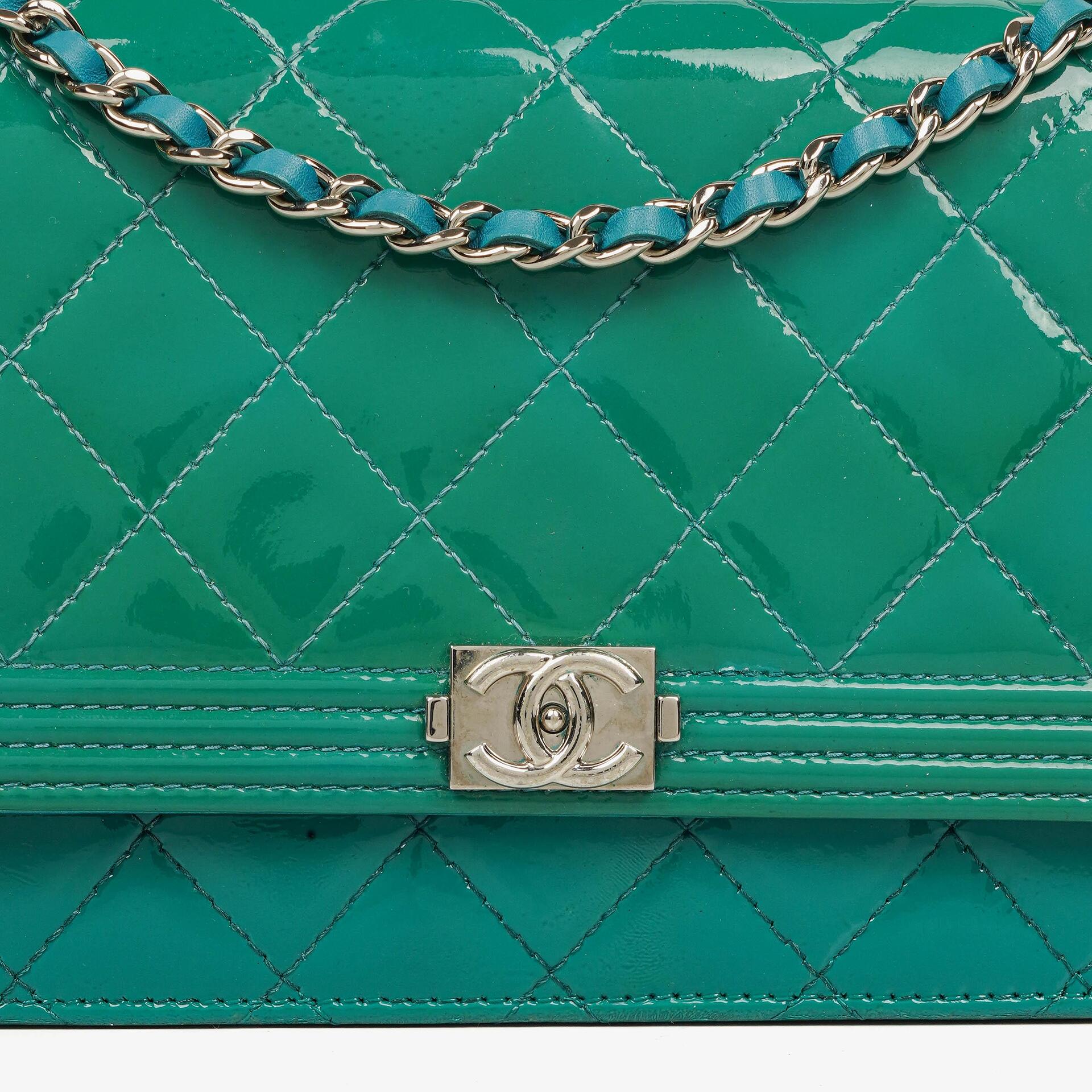Chanel Boy Wallet on Chain Tasche aus türkisfarbenem Lackleder mit silberfarbenen Beschlägen