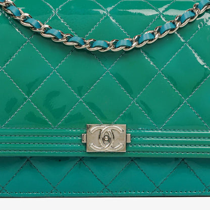 Chanel Boy Wallet on Chain Tasche aus türkisfarbenem Lackleder mit silberfarbenen Beschlägen