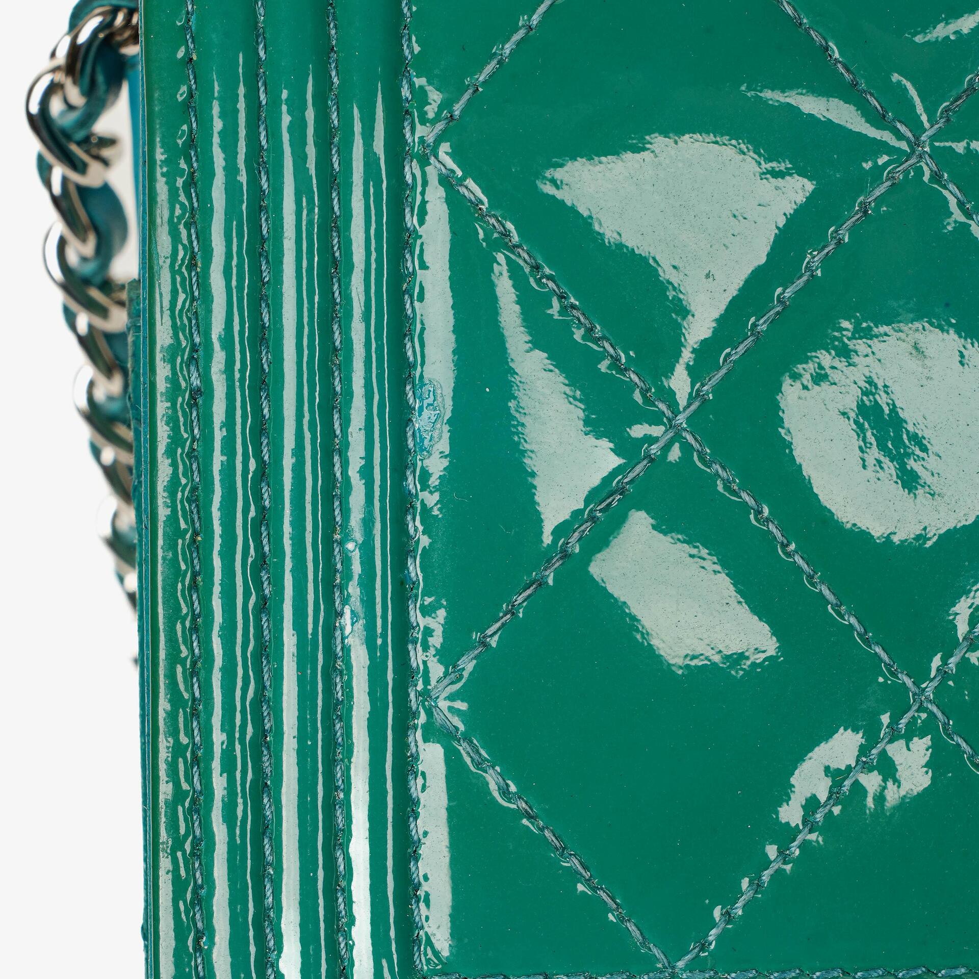 Chanel Boy Wallet on Chain Tasche aus türkisfarbenem Lackleder mit silberfarbenen Beschlägen